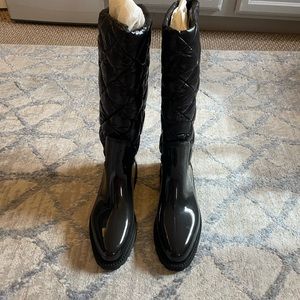 Moncler luxury quilted Nylon Snow Boots. Flat heel.